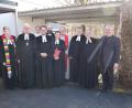 Bild: wel
Regionalbischof Klaus Stiegler (Dritter von links) nimmt die Ordination von Pfarrer Philipp Fischer (Fünfter von links) vor. Dekanin Ulrike Dittner (Siebte von links) führt ihn in die Kirchengemeinde ein.