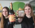 Bild: Gabi Schönberger
Die beiden Fachoberschülerinnen Eva Mitlmeier (links) und Beate Kleber forschten in ihre Seminararbeiten zum Thema Zoigl und beteiligten sich mit ihrem Zoiglkonzentrat sowie alkoholfreiem Zoigl auch am Wettbewerb Jugend forscht.