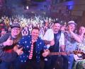 Bild: kki
Die "Quertreiber" schüren die Stimmung in der Pirker Mehrzweckhalle richtig an.