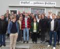 Bild: bk
Die vitale Jubilarin Elfriede Luber (vorne, inmitten der vier Enkel) hat sich auch mit 85 Jahren ihren Optimismus bewahrt.