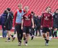 Bild: Wolfgang Zink
Tim Janisch (Mitte, Nummer 32) wird nach dem Spiel gegen Hannover von seinem Teakmollegen Nick Seidel getröstet. Defensivmann Janisch ist der nächste junge Spieler aus dem NLZ.