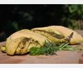 Bild: Isa Beckmann/exb
Das Pesto-Brot ist hervorragender Begleiter zu Gegrilltem sowie zu Antipasti und Salaten und zudem ein Vorgeschmack auf den Frühling.
