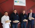 Bild: Friedrich Peterhans, Kliniken Nordoberpfalz, exb
Küchenchef Ronny Hinderlich (links) und der Leiter der KNO-Wirtschaftsbetriebe Karl Wittmann (rechts) freuen sich über Krapfen der Milchunion. Christian Regner und Josef Plank (Zweiter und Dritter von links) überreichten die Gebäckstücke.
