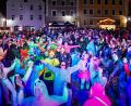 Bild: Petra Hartl
Dicht gedrängt stehen die Feiernden bei der Rosenmontagsparty auf dem Luitpoldplatz.