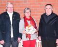 Bild: sche
Die Leiterin der Kindertagesstätte St. Josef, Raigering, Reinhilde Denninger verlässt nach 42 Jahren ihre Wirkungsstätte (von links): Kirchenpfleger Alfred Schorner, Reinhilde Denninger, Pfarrer Eduard Kroher.