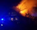 Bild: Freiwillige Feuerwehr Mantel
In hellen Flammen stand der Dachstuhl eines Hauses in der Turnhallensiedlung in Mantel beim Eintreffen der Feuerwehr.
