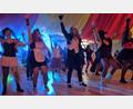 Bild: Georg Hirmer/exb
Mit einer professionelle Choreografie zum bekannten „Time Warp“ aus der Rocky Horror Picture Show bringen die „Laserboys and Friends“ die Stimmung beim Pfreimder Faschingsball zum Überkochen.
