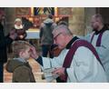 Bild: Wolfgang Steinbacher
Aschermittwoch in St. Martin. Diakon Richard Sellmeyer zeichnet das Aschenkreuz.