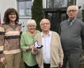 Bild: mma
Dritte Bürgermeisterin Evi Höllerer gratuliert im Namen der Gemeinde Hahnbach und des Landkreises, worüber sich Resi Demleitner und der Jubilar Herbert Demleitner, aber auch der Ruhestandsgeistliche Hans Peter Heindl (von links) freuen.