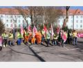 Bild: kro
Knapp 40 Demonstranten kamen am Mittwoch zur "aktiven Mittgspause" gegenüber dem Tirschenreuther Krankenhaus. Aufgerufen dazu hatte Verdi.