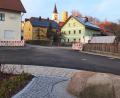 Bild: mnt
Nach Abschluss der Maßnahmen rund um den Dorfplatz werden jetzt bis Mitte des Jahres 2025 der Kirchplatz und die beiden Straßenzüge dahin erneuert.