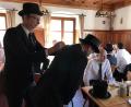 Bild: mma
Ein Fisch mit Zylinder, auf den Anzugsrücken gemalt, ist wichtige Kennzeichnung der approbierten Teilnehmer beim Fischzug in Hahnbach.