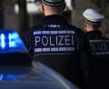 Symbolbild: Bernd Weißbrod/dpa
Die Polizei sucht einen jungen Mann, der am Bahnhof in Cham zwei Mädchen sexuell belästigt haben soll.