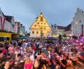 Archivbild: Kunz
Schon beim "Warm-up" am Samstag ging beim Bürgerfest 2024 die Post ab. Der Obere Markt war voll besetzt. In diesem Jahr gibt's nicht nur hier, sondern auch auf allen anderen Bühnen schon am Samstagabend Programm.