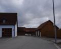 Bild: fla
Zwischen Feuerwehrhaus und dem Schuppen der Feuerwehr könnte ein dritter Stellplatz für ein Fahrzeug der Waldthurner Wehr entstehen, allerdings müsste die Zufahrt zum Bauhof anders angelegt werden.
