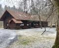 Bild: Gabi Schönberger
Die Blockhütte im Waldnaabtal war zu jeder Jahreszeit ein beliebtes Ausflugsziel. Die Gaststätte ist aktuell weiterhin geschlossen. Offen hingegen ist, ob und wie es weitergeht.