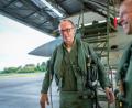 Symbolbild: Michael Kappeler/dpa
Will die Bundeswehr endlich einsatzbereit machen und weicht dafür sogar die sonst strikt verteidigte Schuldenbremse auf: Der voraussichtliche nächste deutsche Bundeskanzler Friedrich Merz (CDU) in Pilotenanzug vor einem Eurofighter-Kampfjet.