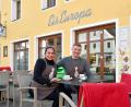 Bild: Petra Hartl
Sie sind die strahlenden Nachfolger von Simone Bittus als Betreiber der Eisdiele Europa in der Sulzbacher Altstadt: Milena Pinilla und ihr Freund Stefano Perin. Bei dem traumhaften Frühlingswetter der letzten Tage konnten sie schon unzählige neugierige Kunden begrüßen.