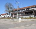 Bild: bnr
Steigende Kinderzahlen machen die Erweiterung des Kindergartens St. Andreas (im Bild hinten) um eine weitere Gruppe notwendig. Diese Interims-Kindergartengruppe wird in der Grundschule eingerichtet.