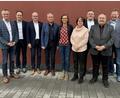 Bild: Doris Beer
Die Protagonisten des neu gegründeten Kommunalunternehmens Regionalwerk Amberg-Sulzbach (von links): Hermann Falk (Bürgermeister Hirschau), Hans-Jürgen Strehl (Bürgermeister Edelsfeld), Bernhard Lindner (Bürgermeister Hahnbach), Verwaltungsratsvorsitzender Hermann Böhm (Bürgermeister Poppenricht), Katja Stiegler (AOVE-Geschäftsführerin), Doris Beer (Vorständin Regionalwerk Amberg-Sulzbach), Hans-Martin Schertl (Bürgermeister Vilseck), stellvertretender Verwaltungsratsvorsitzender Peter Dotzler (Bürgermeister Gebenbach) und Alwin Märkl (Bürgermeister Freudenberg).