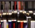 Symbolbild: Robert Michael/dpa
Für neue Lektüre sind die Nutzer der Kemnather Stadtbücherei ab Mai nicht mehr an die bisherigen Öffnungszeiten gebunden. Als "Open Library" ist dann die Ausleihe auch zu Zeiten ohne Personal möglich.