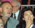Bild: Uncredited/AP/dpa
Der Tod des Ehepaars machte weltweit Schlagzeilen, nun ist die mutmaßliche Ursache bekannt. (Archivbild von 1993)
