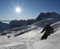 Bild: Angelika Warmuth/dpa
Wintersportler genießen in der sich dem Ende zuneigenden Saison Sonnenschein und blauen Himmel. (Archivbild)