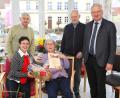 Bild: njn
Jubilarin Agnes Schieder (sitzend, rechts) mit Tochter Christa Kunz sowie (stehend, von links) Siedler-Vorsitzender Bernhard Greger aus Reuth, Schwiegersohn Werner Kunz und Bürgermeister Johannes Reger.