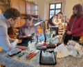 Bild: bl
Manchmal hilft im Reparatur-Café auch ein Blick ins Internet weiter, wenn es darum geht, eine Lösung für kaputte Elektrogeräte zu finden.
