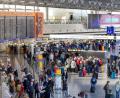 Bild: Helmut Fricke/dpa
Mehr als 500.000 Flugpassagiere können ihre Reisen am Montag nicht wie geplant antreten.