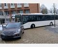 Bild: Tobias Gräf
Auto- und Busfahrer kommen sich an der Bushaltestelle vor dem St.-Anna-Krankenhaus regelmäßig in die Quere. Das absolute Halteverbot wird von vielen ignoriert. Der Bus kommt dann aber selbst bei maximalem Lenkeinschlag nicht vorbei – und rückwärts zurückstoßen darf er nicht.
