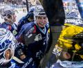 Archivbild: Tobias Neubert
Die Blue Devils Weiden haben gut lachen: Durch den 3:2-Sieg gegen den EC Bad Nauheim steht man im Play-off-Viertelfinale gegen die Krefeld Pinguine. Auch sonst ist in der heißen Saisonphase in der Liga einiges los.