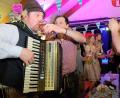 Bild: do
Die Haus-Band des FC ist beim Starkbierfest nicht zu bremsen. Mittendrin unter den fröhlichen Zechern inszenieren die Musiker "Wahnsinn, Hölle und ein Prosit der Gemütlichkeit".