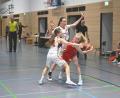 Bild: Tobias Schwarzmeier
Auch Ella Löffler tut sich schwer mit der konsequenten Verteidigung der Neustädterinnen (im Bild Amelie Schmitz, links, und Kati Anderle). Obwohl Nördlingens Aufbauspielerin an diesem Tag eine der Besten ihres Teams ist, bekommt sie hier den Ball kaum an die Frau.