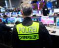 Symbolbild: Julian Stratenschulte/dpa
Die Tatverdächtigen sollen ein illegales Streaming-Netzwerk betrieben haben.