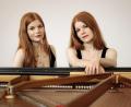 Bild: Jonas Becker/exb
Clara und Marie Becker spielen im Festsaal in Walderbach.