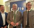 Bild: CSU Nabburg/exb
CSU-Ortsvorsitzender Tobias Knechtel (links) und Kreisvorsitzender Alexander Flierl (rechts) gratulieren dem Nabburger Bürgermeister Frank Zeitler (Mitte) zur erneuten Nominierung.