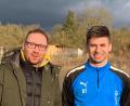 Bild: tra
Per Handschlag verlängerten Spartenleiter Stefan Trager (rechts) und Trainer Oliver Eckl dessen Engagement bei der DJK Ensdorf.