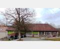 Bild: jp
Die alte Volksschule steht bald leer, wird aber nicht Teil des Kastler Kindergartens. Ganz links im Bild ist ein Teil der bereits sanierten Kastler Volksschule zu sehen.