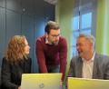 Bild: Landratsamt Wunsiedel/exb
Geschäftsführerin Anna Šulcová, Dennis Fricken (Leiter des Mobilitäts-Teams im Landkreis Wunsiedel) und Landrat Peter Berek (von links) kündigen Änderungen beim Egro-Net an.