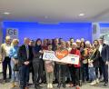 Bild: VR-Bank Nordoberpfalz
Regionalmarktleiter Christian Weigert und Geschäftsstellenleiter Thomas Graf von der Volksbank Raiffeisenbank Nordoberpfalz überreichen die Geldbeträge.
