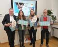 Bild: Thomas Graml/Stadt Amberg
Bei der Vorstellung des Amberger Ferienprogramms (von links): Michael Cerny (Oberbürgermeister), Katrin Cislaghi (Sachgebietsleitung Kommunale Jugendarbeit Amberg), Susanne Augustin (Leiterin des Referats Jugend, Senioren und Soziales), Thomas Boss (Jugendamtsleiter), Susanne Augustin (Leiterin des Referats Jugend, Senioren und Soziales).