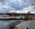 Bild: mab
An der kleinen Naabbrücke in Schwarzenfeld beginnen die letzten Arbeiten.