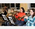 Bild: wro
Wenn Paula Bächer (Zweite von rechts) einmal nicht dirigiert, spielt sie im Orchester des Musikvereins Wiesau mit.