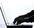 Symbolbild: Silas Stein/dpa
Auf einen Internetbetrüger ist ein Mann aus Thierstein hereingefallen. Er hatte bei einem Fake-Shop Heizöl bestellt und bezahlt, die Ware wurde aber niemals geliefert und die Internetseite ist nicht mehr erreichbar.