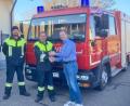 Bild: Hannes Ulbrich/exb
Das Bild zeigt Vorstand Stefan Röhrer (links) und . Kommandant Heribert Domes (Mitte) zusammen mit Bürgermeister Michael Wilfahrt (Mitte) bei der symbolischen Schlüsselübergabe.