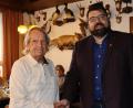Bild: mfh
Bürgermeister Stefan Frank (rechts) gratuliert Ferdinand Schlagenhaufer zum 90. Geburtstag.