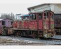 Bild: Wolfgang Steinbacher
Die Eisenbahnfreunde der Amberger Kaolinbahn richten ihre Neuzugänge her. Die rote Deutz-Lok im Freien wartet noch auf neue Fenster.