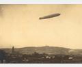 Bild: Stadtarchiv Amberg
So präsentierte sich das Luftschiff „Graf Zeppelin“ am 1. Oktober 1929 über Amberg. Die historische Aufnahme zeigt den Mariahilfberg und links die Martinskirche.