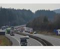 Bild: dob
Kurz nachdem der Sattelzugfahrer am Dienstag die Kontrollstelle bei Waidhaus passiert hatte, erlitt er einen Hustenanfall und fuhr in die Mittelleitplanke.